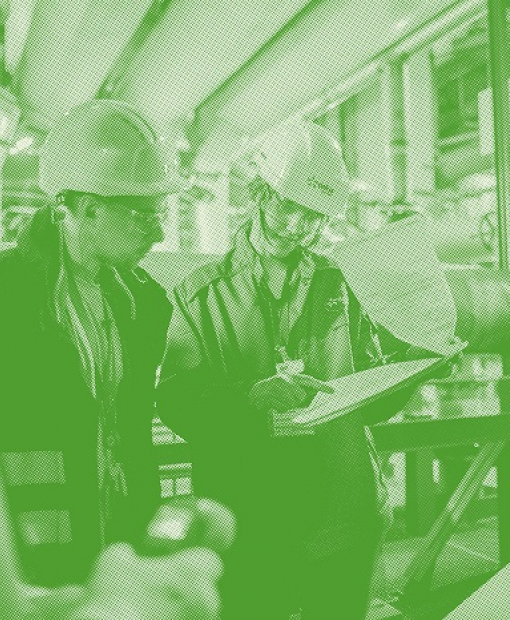 Deux techniciens travaillant chez Dalkia